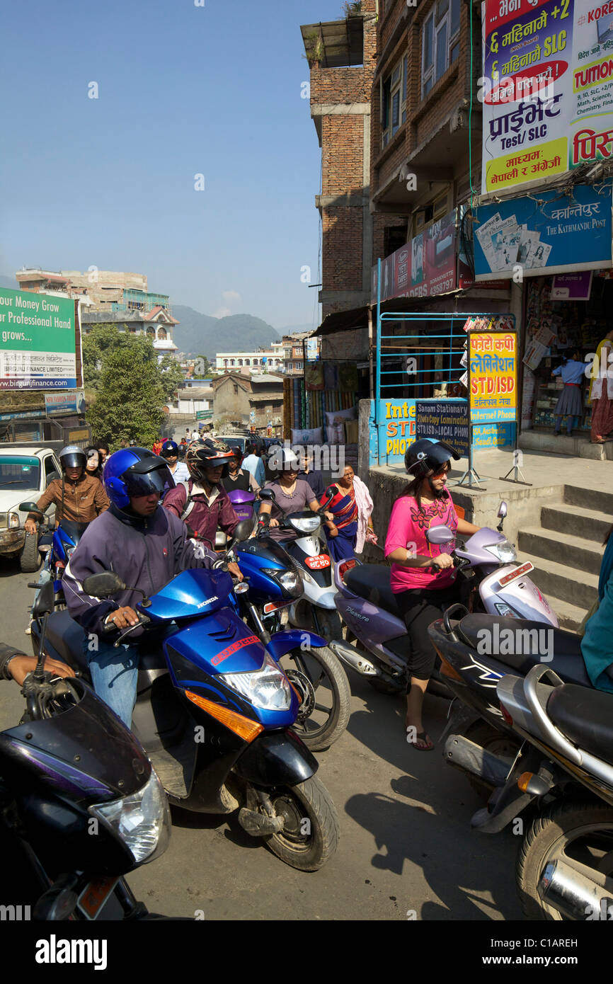 Las horas punta de tráfico en las calles de Katmandú, Nepal, Asia Foto de stock