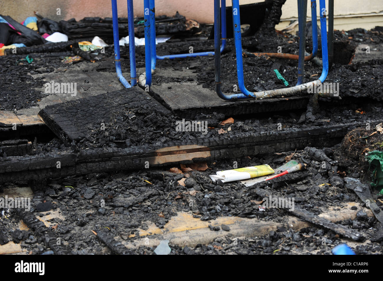 Restos de un galpón tras un ataque incendiario Foto de stock