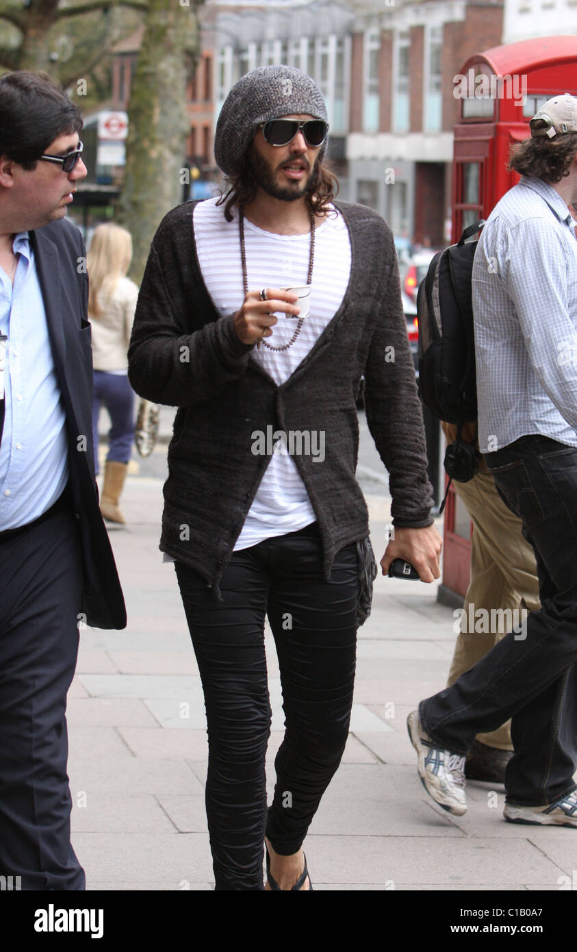 Russell Brand Bebe Un Cafe Expresso Mientras Camina Por Camden Town Con Gafas De Sol Un Sombrero De Lana Y Chanclas Londres Fotografia De Stock Alamy Russell Brand Bebe Un Cafe Expresso Mientras Camina Por Camden Town Con Gafas De Sol Un Sombrero De Lana Y Chanclas Londres Fotografia De Stock Alamy