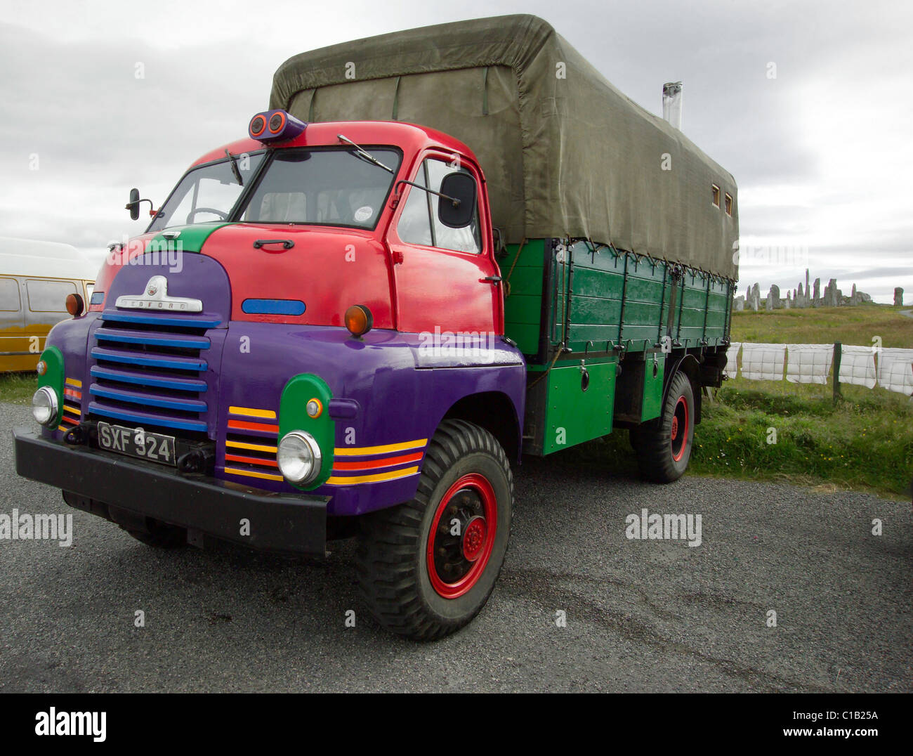 Personalizados y colorida caravana de camiones Bedford hippy en Callanish Stones en Druid Festival, Isla de Leiws Foto de stock