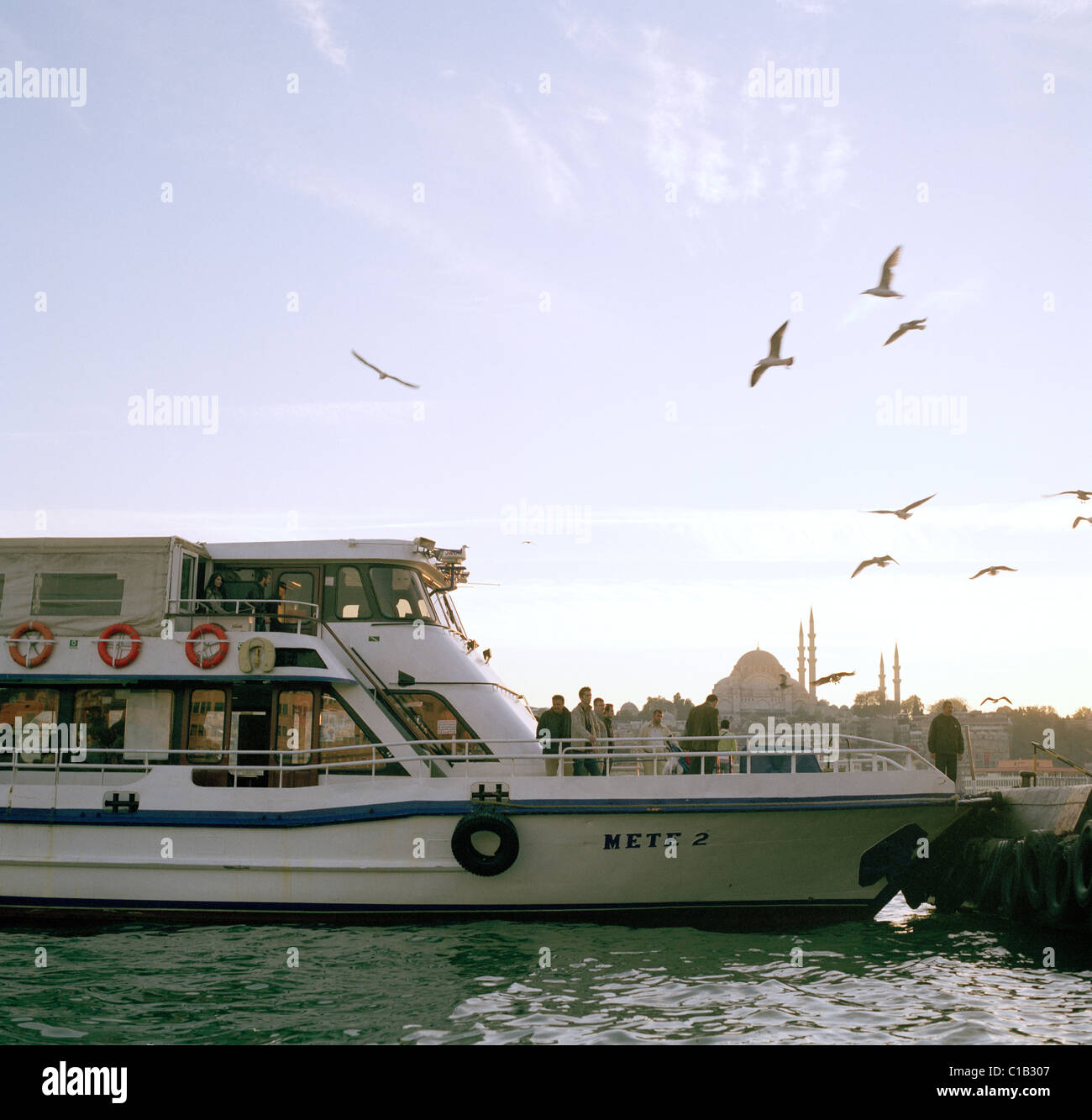 Un ferry en dirección Karakoy en Estambul en Turquía. Foto de stock