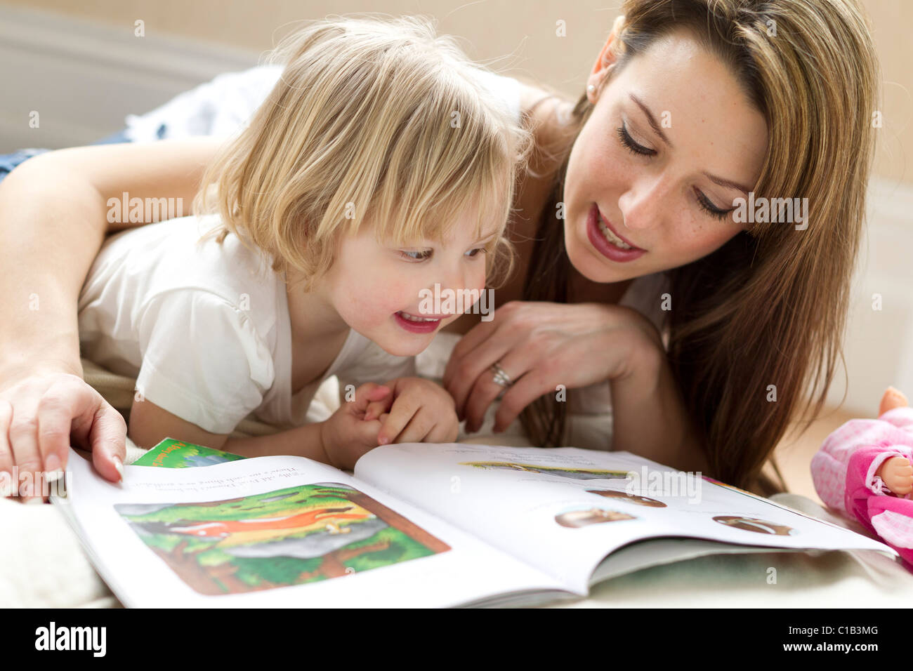 Madre e hijo leyendo Foto de stock