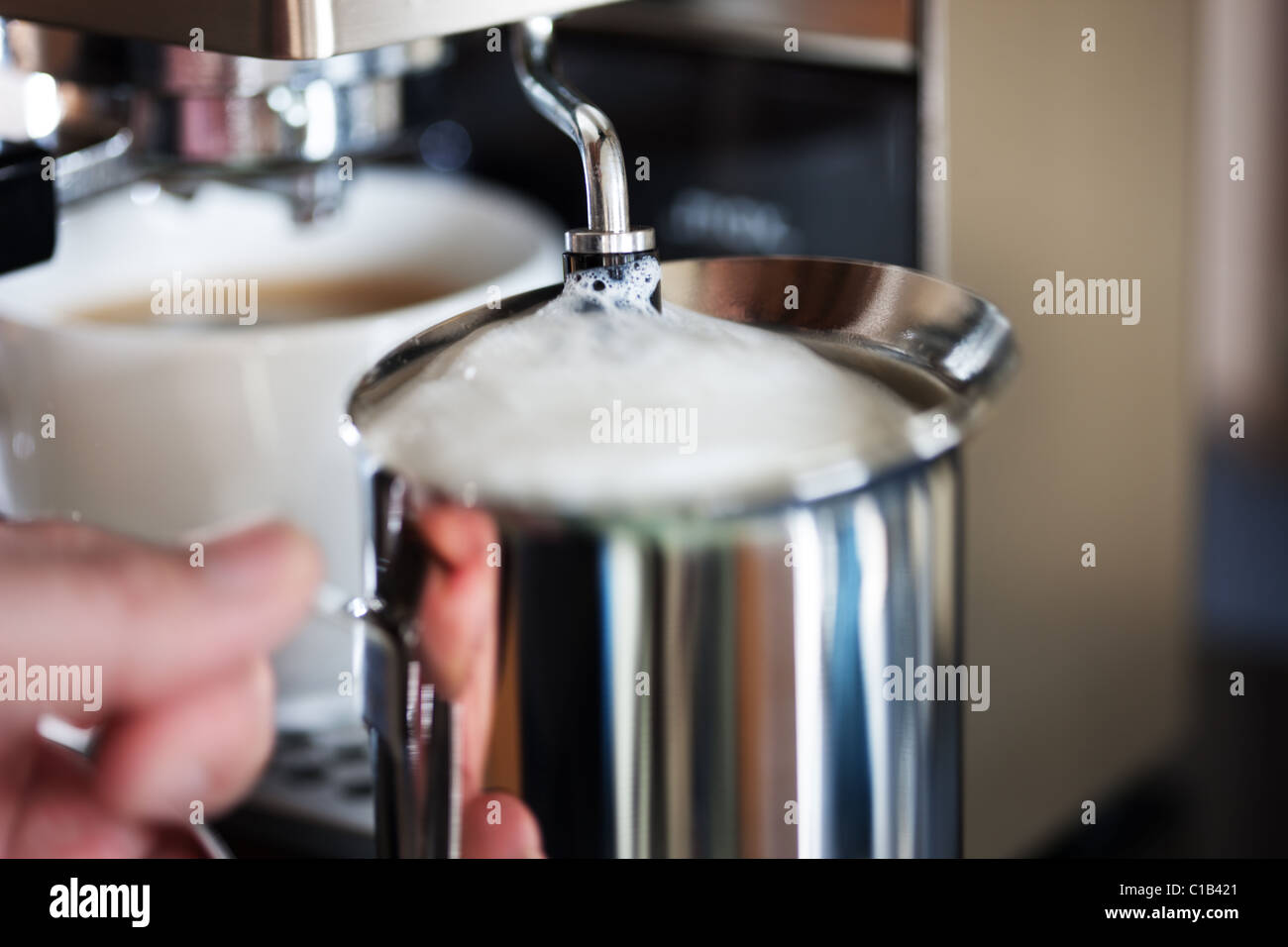 Cuece leche espumosa para café Fotografía de stock Alamy