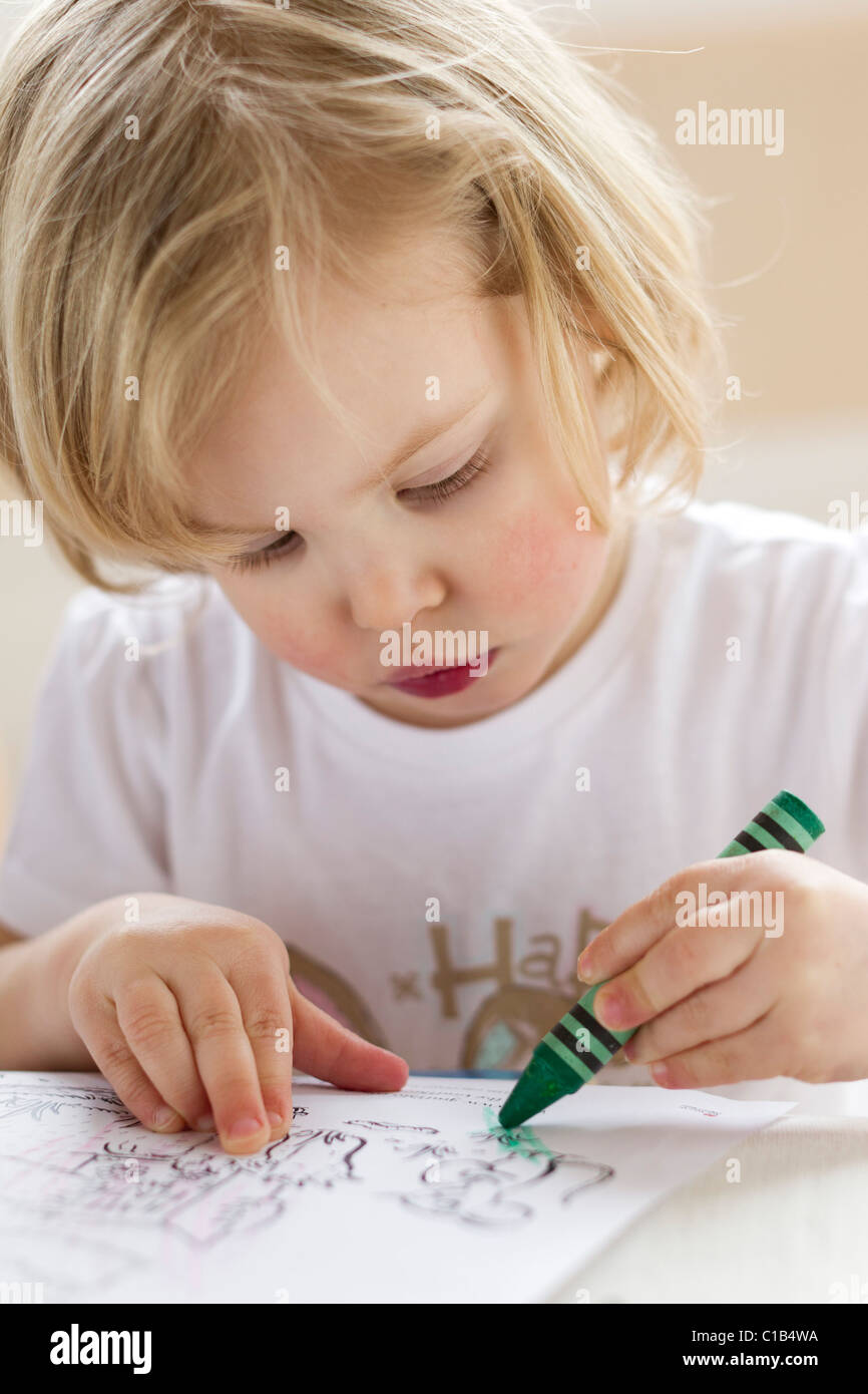 Madre e hijo escritura y dibujo Foto de stock