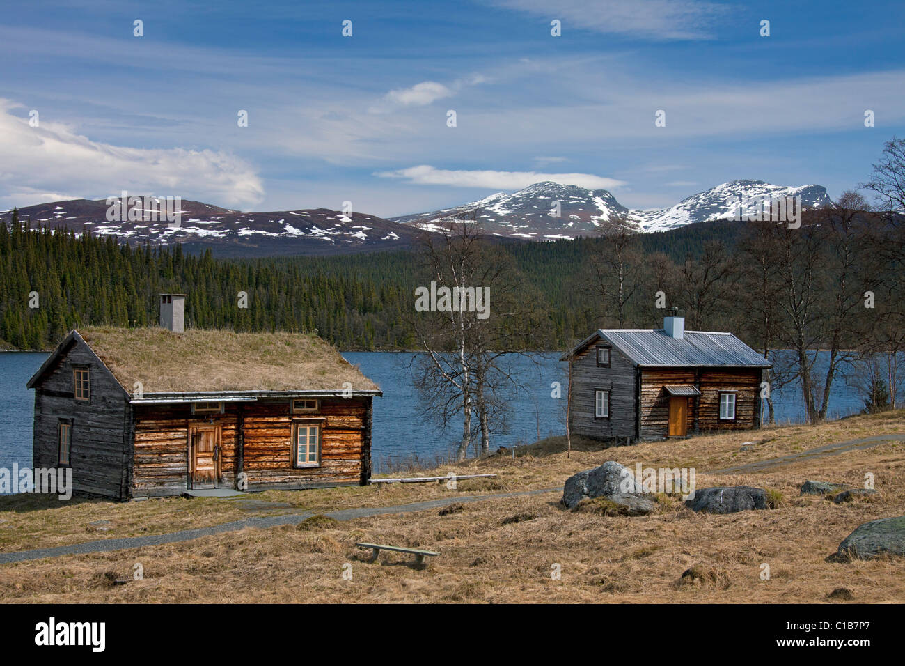 Cabaña de madera con techo de césped a lo largo del Lake en Fatmomakke, Laponia, Suecia Foto de stock