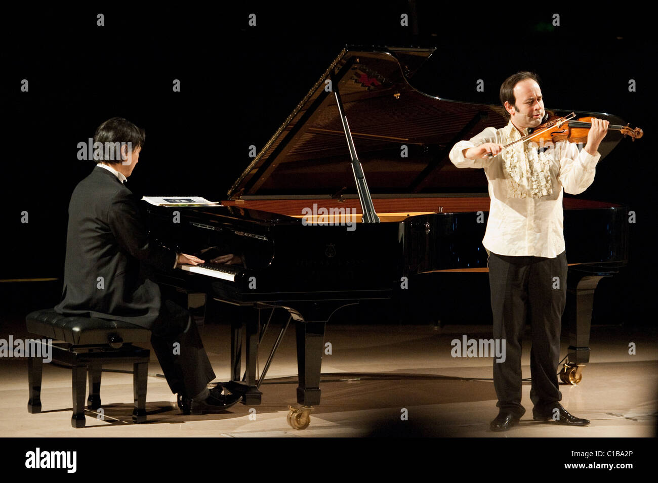 Igudesman & Joo un dúo de músicos clásicos cuyos espectáculos combinan la música  clásica y la cultura popular concierto de piano y violín Fotografía de  stock - Alamy