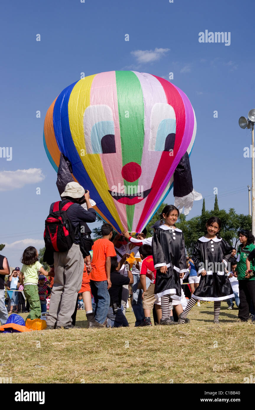 La mascota de San Agustín Ohtenco aire caliente anual del festival de globos  de papel en México. Los globos son enteramente hecho de papel Fotografía de  stock - Alamy