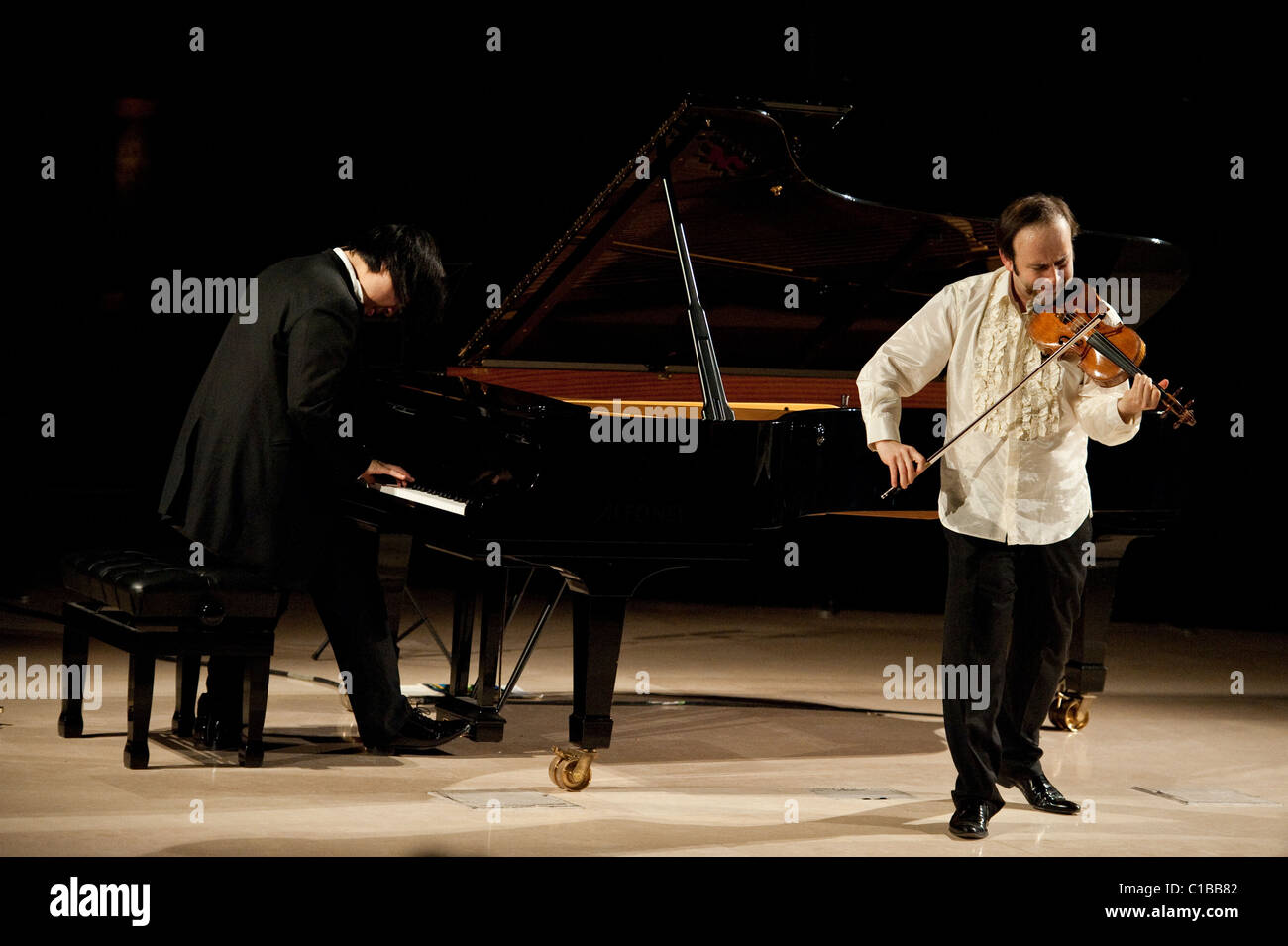Igudesman & Joo un dúo de músicos clásicos cuyos espectáculos combinan la  música clásica y la cultura popular concierto de piano y violín Fotografía  de stock - Alamy