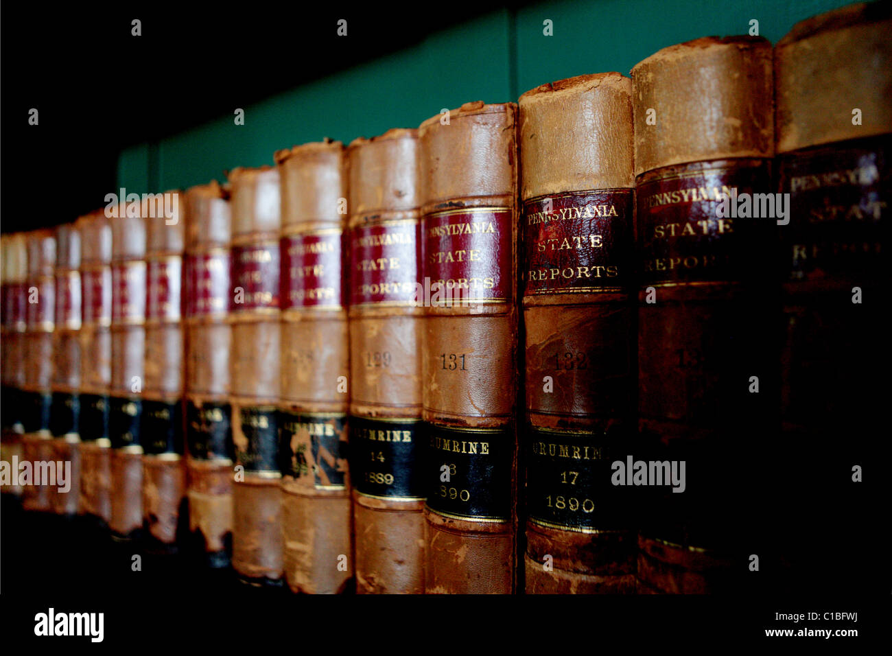 Antiguos libros antiguos de la biblioteca de literatura estantes Estantería Foto de stock