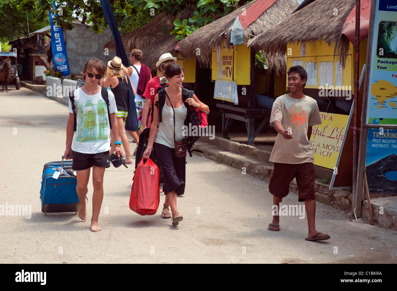 Los turistas se llevó a su alojamiento a través de un tout en la isla de Gili Trawangan, cerca de Lombok, Indonesia Foto de stock