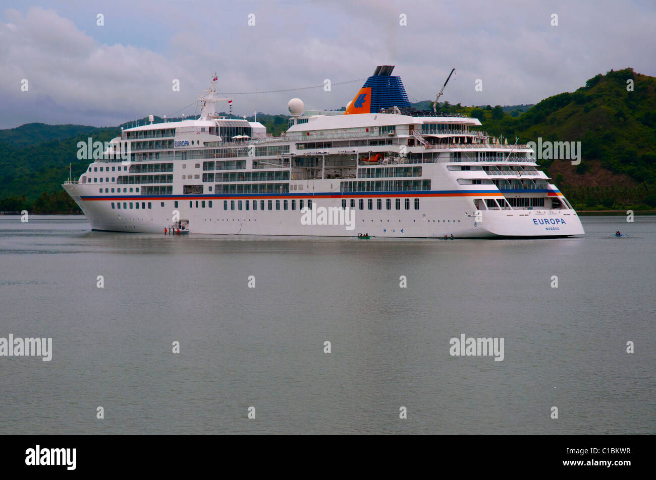 El crucero de lujo de 5 estrellas el Europa a fondear en la isla de Lombok en Indonesia Foto de stock