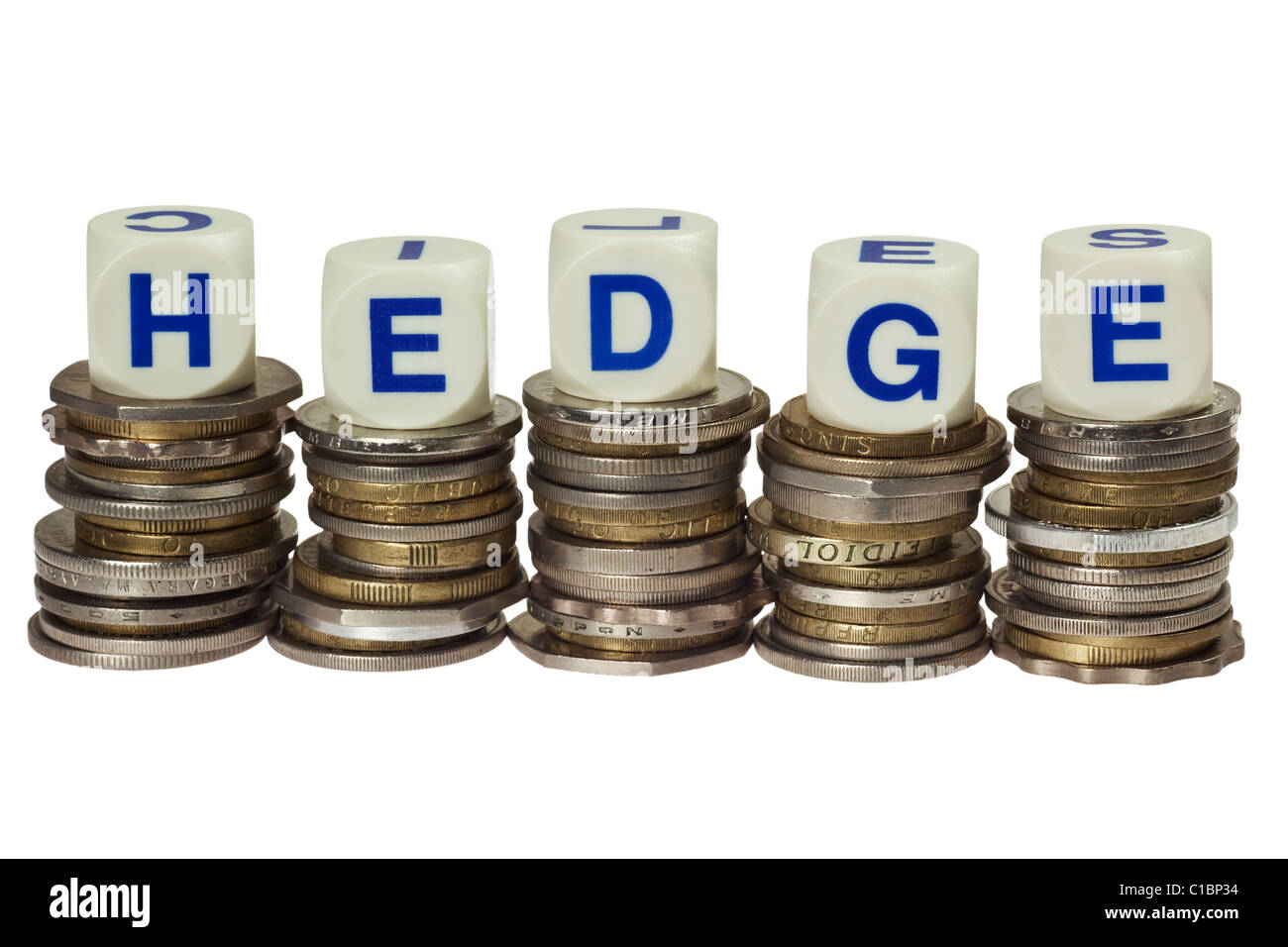 Pilas de monedas con la palabra HEDGE aislado sobre fondo blanco. Foto de stock