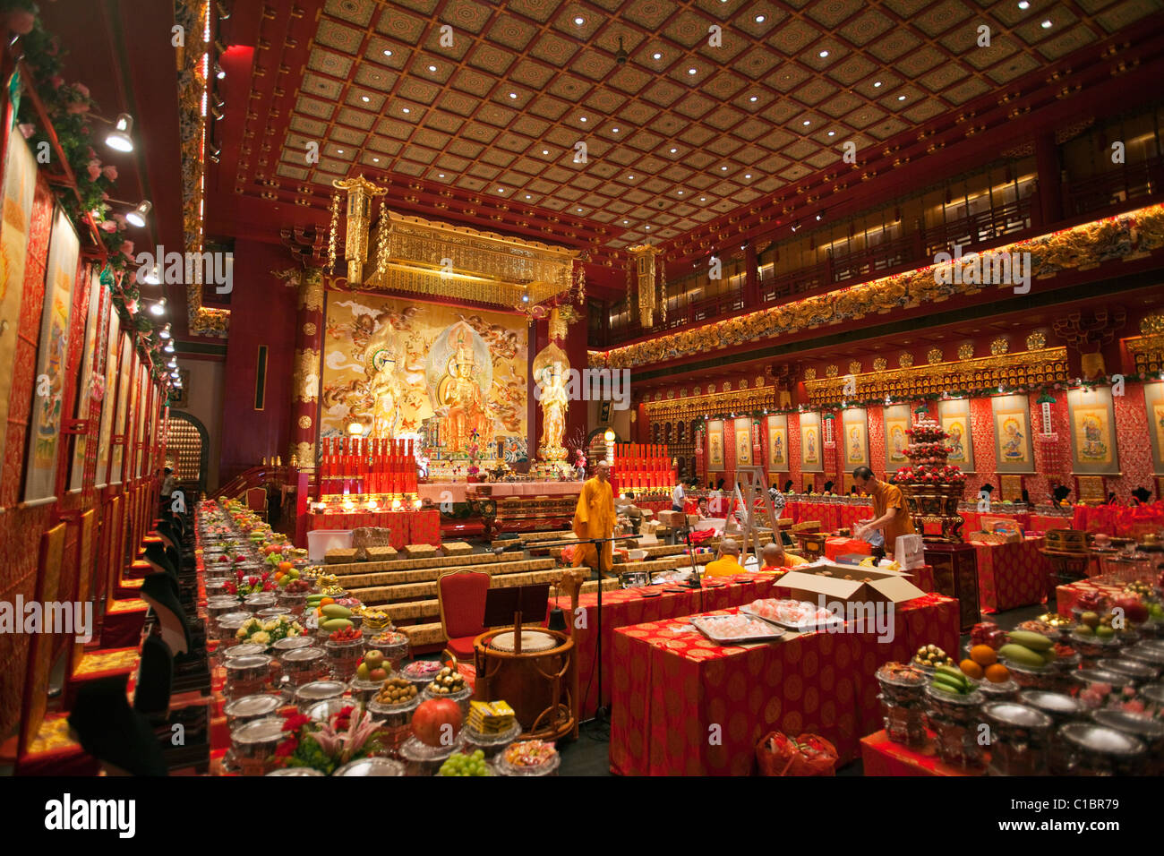 Interior del templo de la Reliquia del Diente de Buda y el museo, el barrio de Chinatown, Singapur Foto de stock