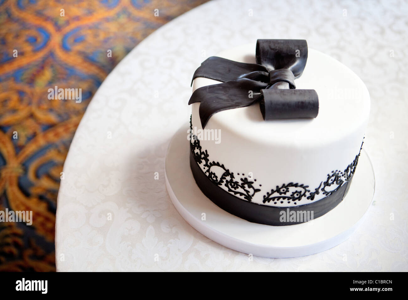 Pastel de boda blanco y negro cinta elegante mesa de tortas dulces de  chocolate sofisticada decoración Fotografía de stock - Alamy