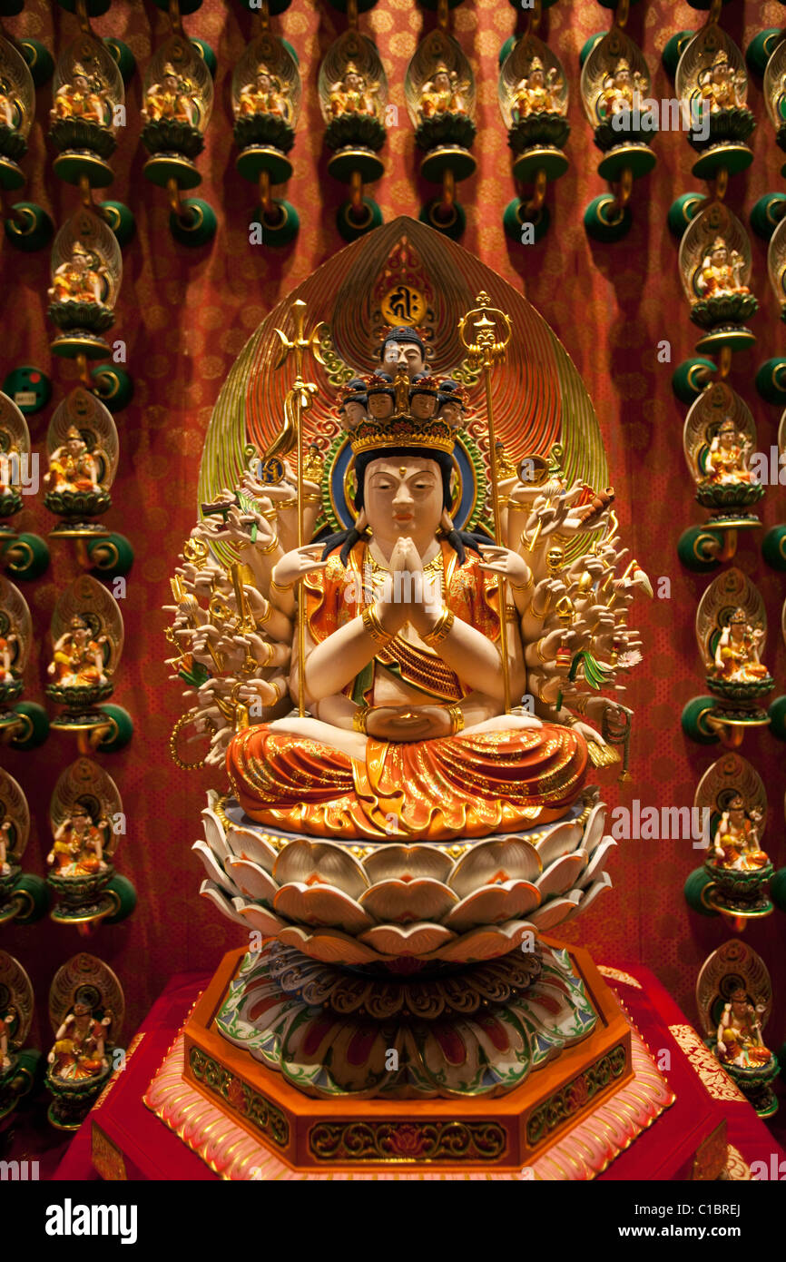 Santuario en la pared de la Reliquia del Diente de Buda Templo y Museo, Chinatown, Singapur Foto de stock