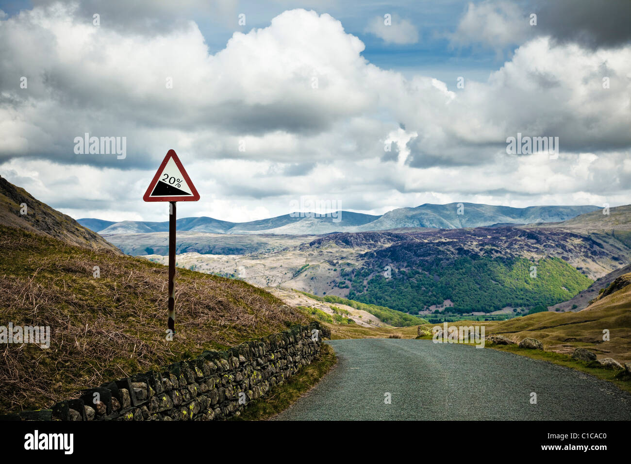 Señal de carretera de degradado en una carretera rural de montaña Hill en Honister Pass en Borrowdale en el Lake District, Inglaterra Foto de stock