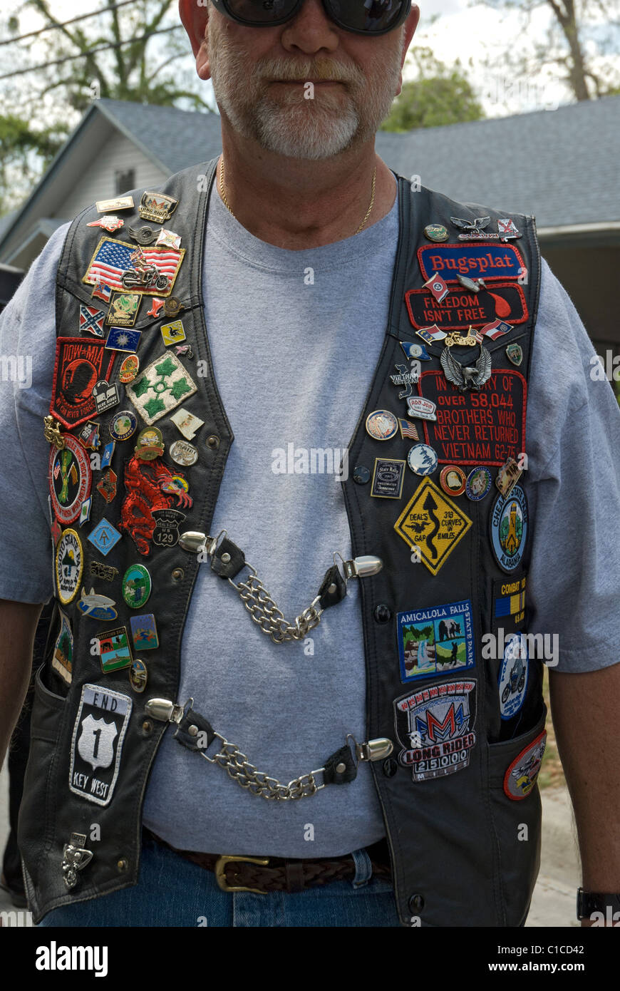 Hombre vestido con un chaleco de cuero rellena con diversos parches  bordados Fotografía de stock - Alamy