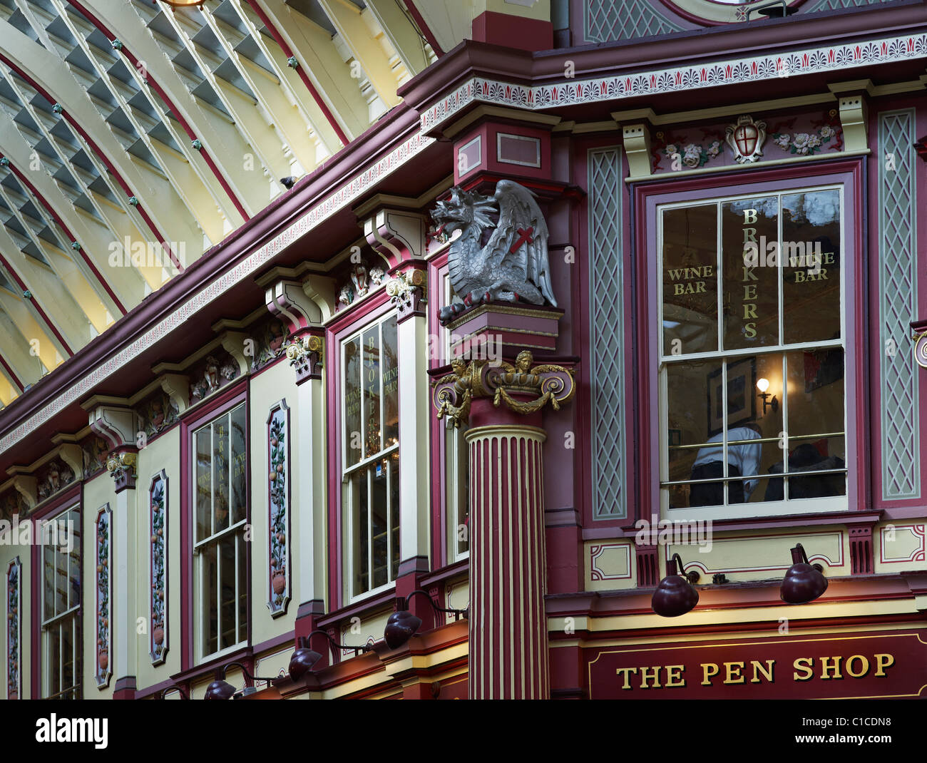 Mercado Leadenhall, de la ciudad de Londres. Los paneles de cerámica floral victoriana, grifos y capiteles iónicos de hierro fundido por Sir Horace Jones Foto de stock