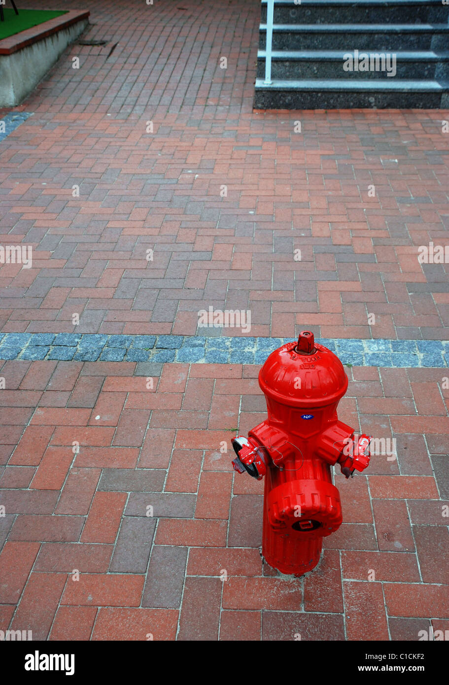 Grifo de agua de fuego de color rojo en la calle Fotografía de stock - Alamy