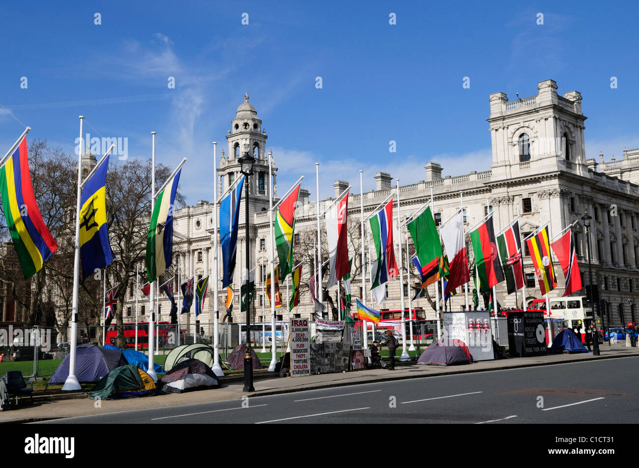 La plaza del parlamento con manifestantes anti guerra y banderas, Westminster, Londres, Inglaterra, Reino Unido. Foto de stock