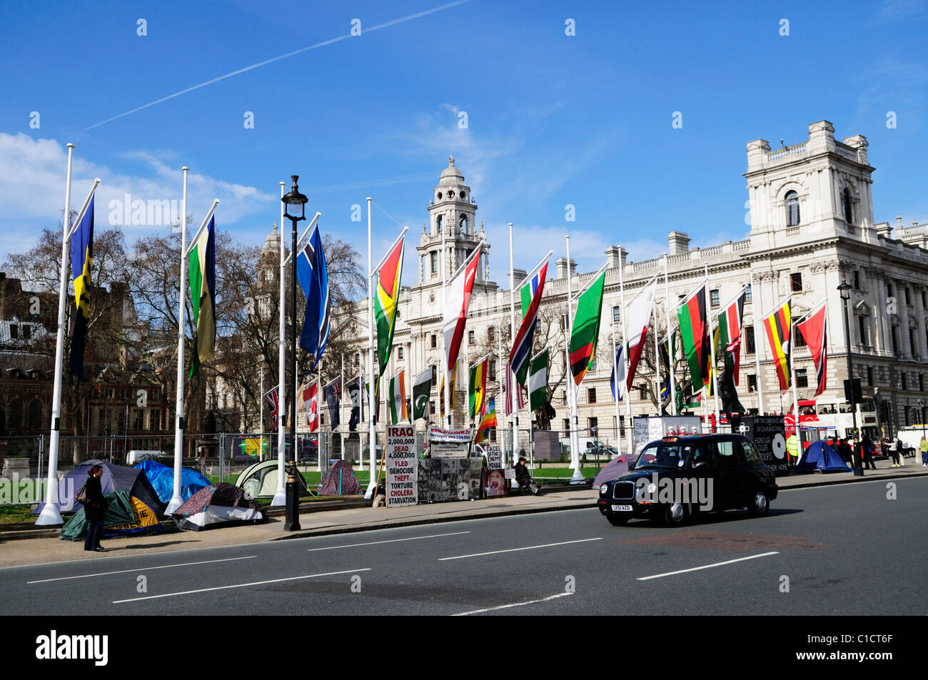 La plaza del parlamento con manifestantes anti guerra y banderas, Westminster Londres, Inglaterra, Reino Unido. Foto de stock