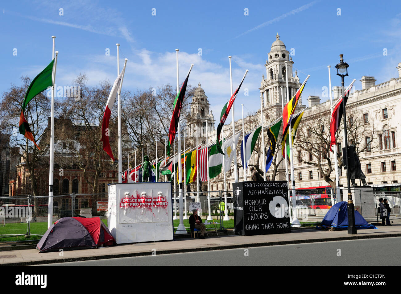 La Plaza del Parlamento, con manifestantes anti guerra, Westminster, Londres, Inglaterra, Reino Unido. Foto de stock