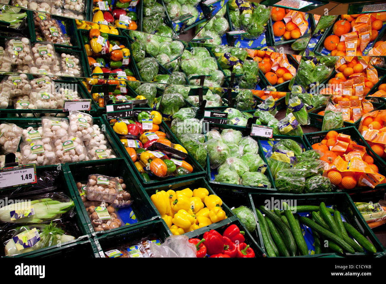 Bandeja de frutas y hortalizas en un supermercado Foto de stock