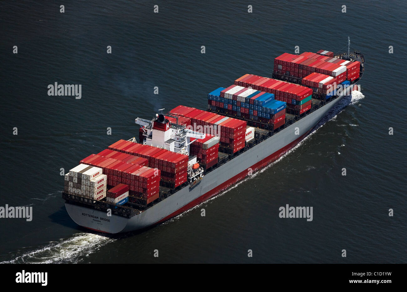 Vista aérea sobre cargado de un buque portacontenedores Rotterdam Panamá Puente de la Bahía de San Francisco, California Foto de stock