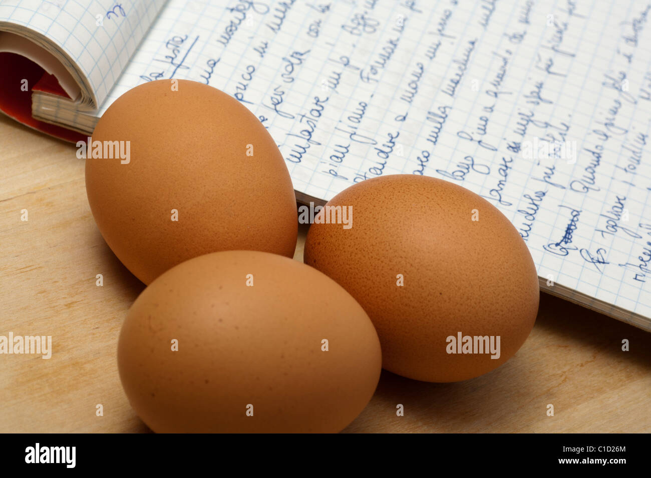 Huevos marrones y recetas manuscritas Foto de stock