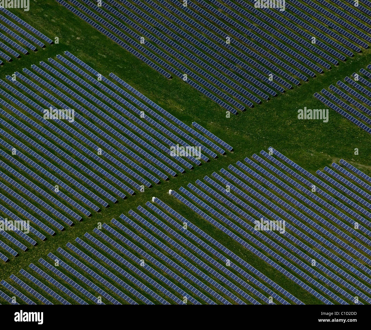 Vista aérea sobre gran granja solar Baviera Alemania Foto de stock