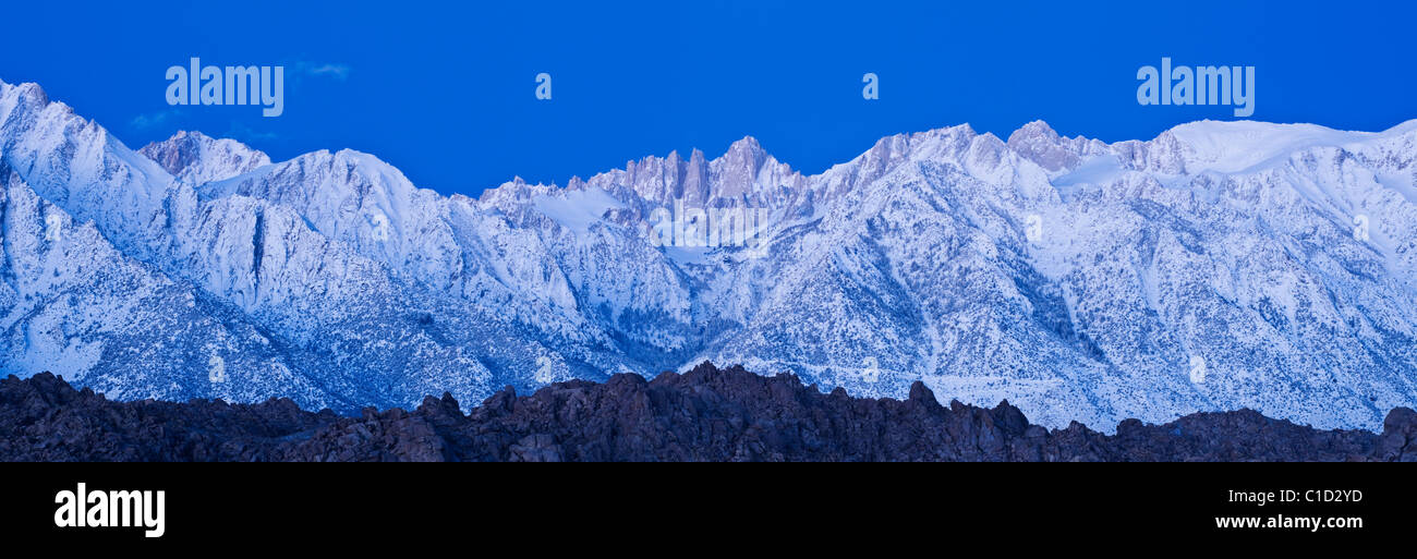 Mount Whitney en pre-Alba Luz, montañas de Sierra Nevada, California Foto de stock
