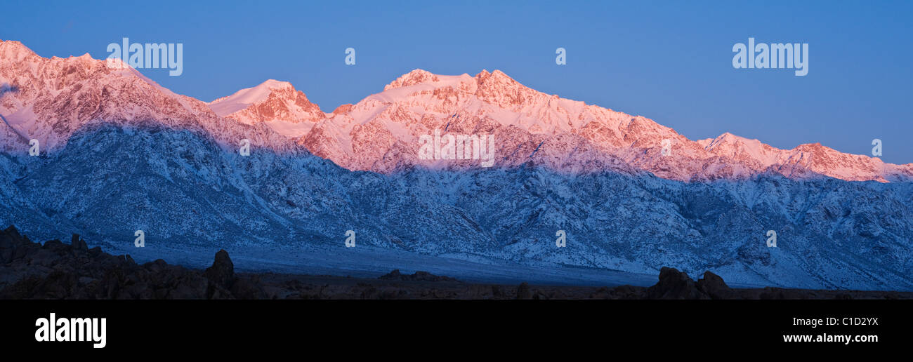 Amanecer sobre Mt. Williamson y montañas de Sierra Nevada, California Foto de stock