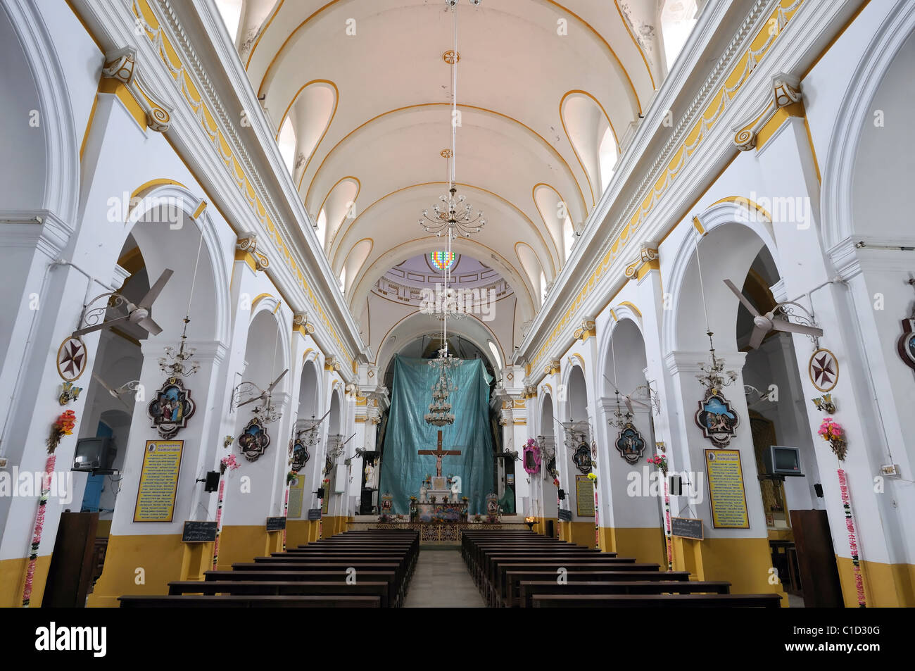 Hermosa arquitectura francesa en la Iglesia de Inmaculada Concepción en Podicherry Inia Foto de stock