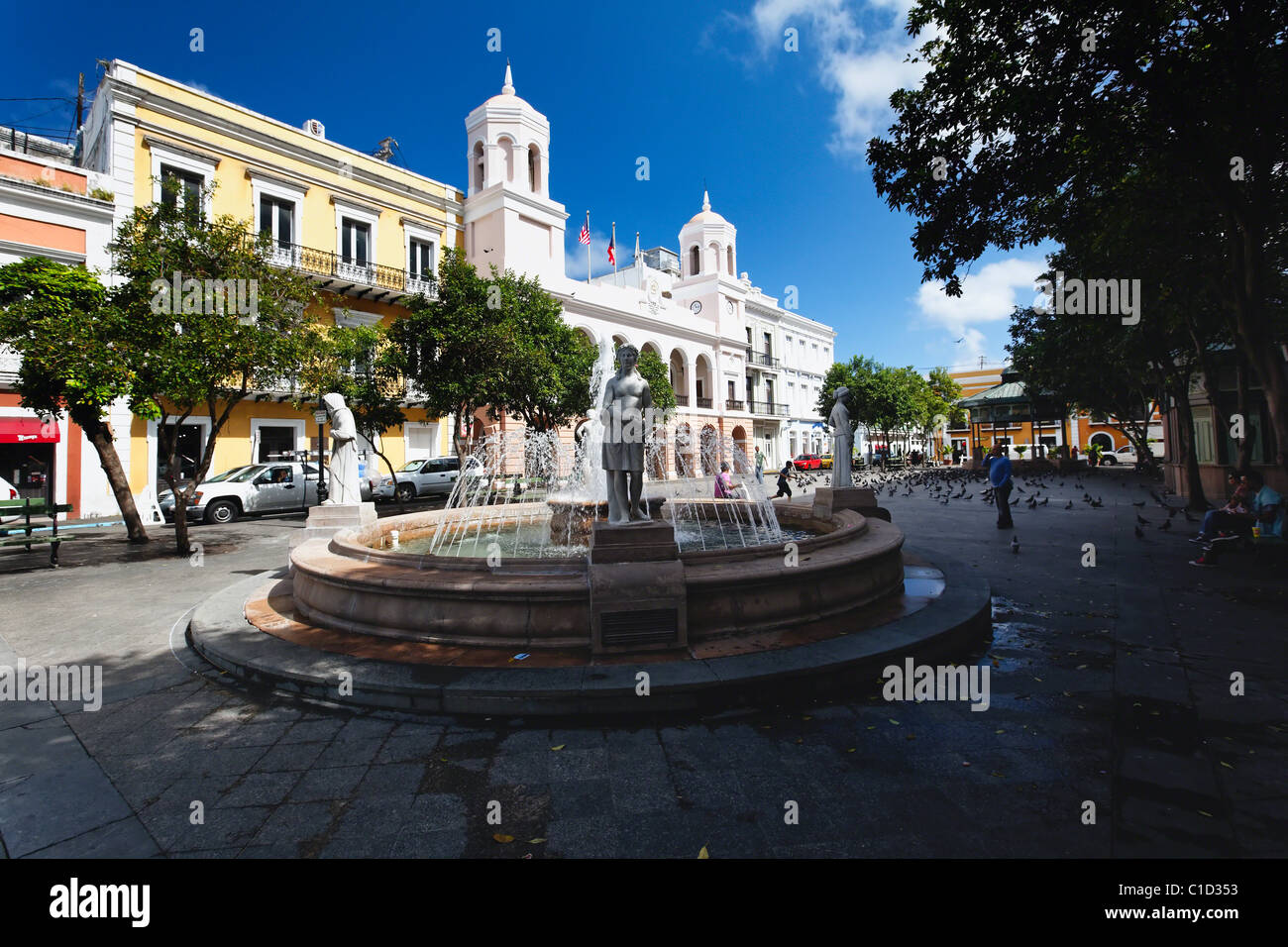 Plaza de Armas con la fuente de las cuatro estaciones del año en el Viejo  San Juan, Puerto Rico Fotografía de stock - Alamy