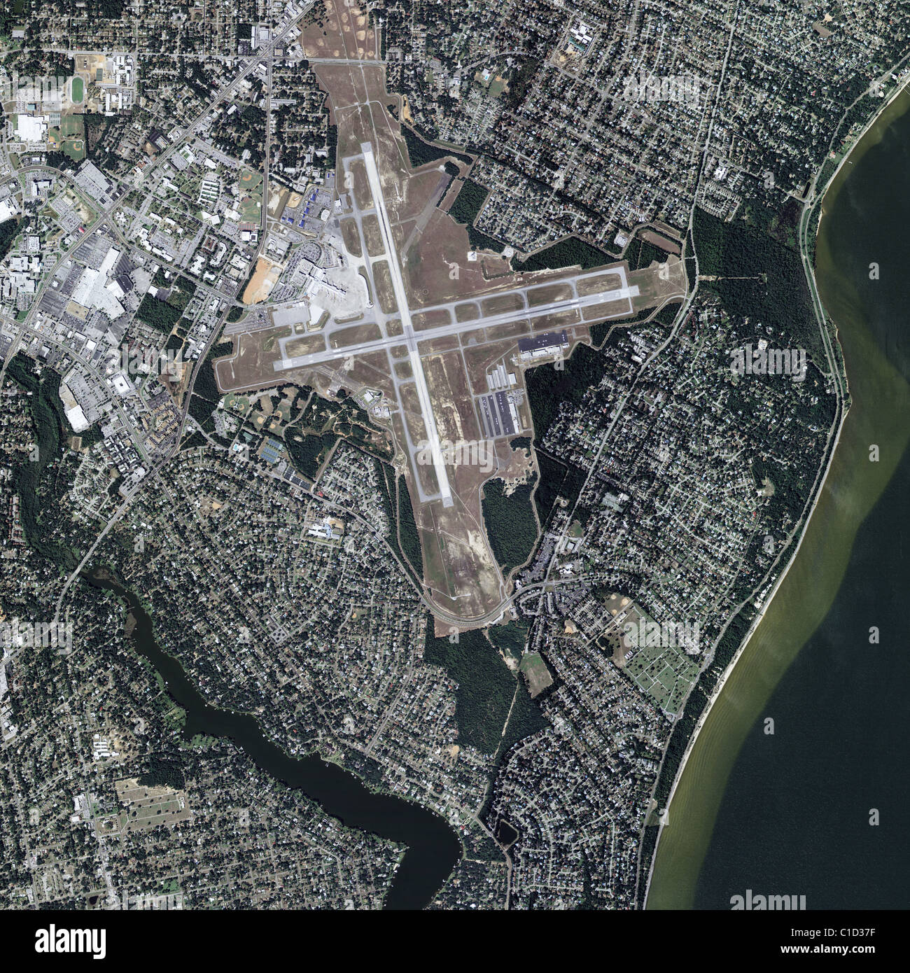 Vista aérea por encima de Pensacola Aeropuerto Regional de la costa del golfo de Florida Foto de stock