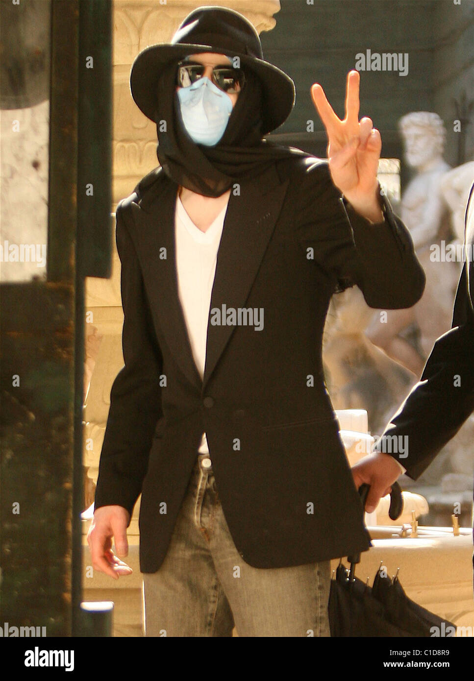 Michael Jackson visto de compras en una tienda de antigüedades llevaba una  máscara quirúrgica y sombrero. Hollywood, California - 22.04.09 Fotografía  de stock - Alamy
