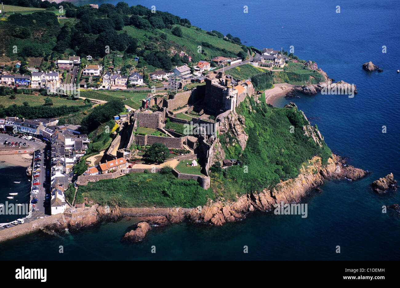 Reino Unido, Islas del Canal, Isla de Jersey, Mont Orgueil castillo y el  pequeño puerto de Gorey (vista aérea Fotografía de stock - Alamy
