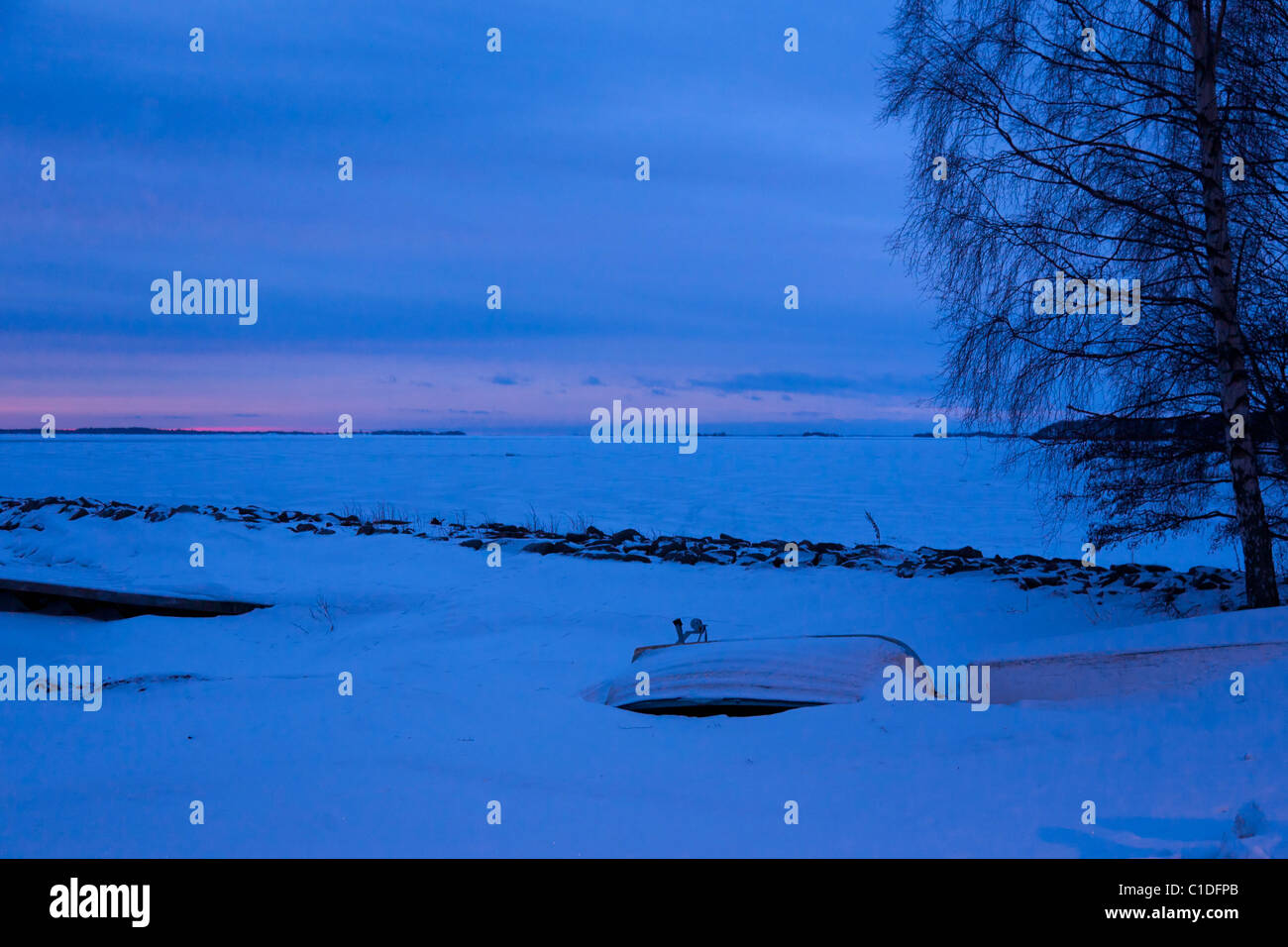 Amanecer en invierno en Blido Bromskar en el archipiélago de Estocolmo, Suecia. Foto de stock