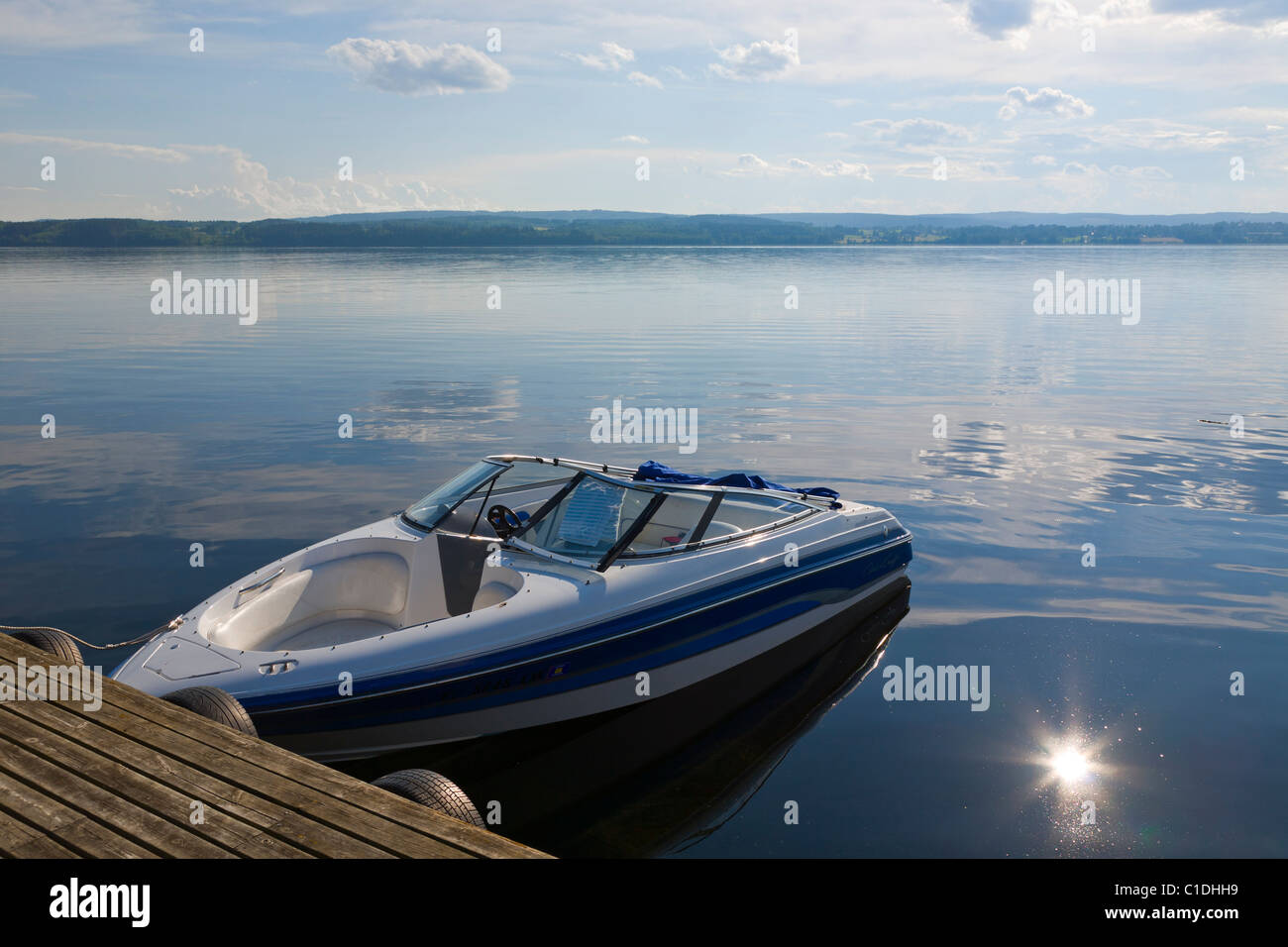 Barco de motor en el lago Fryken, Varmland, Suecia. Foto de stock