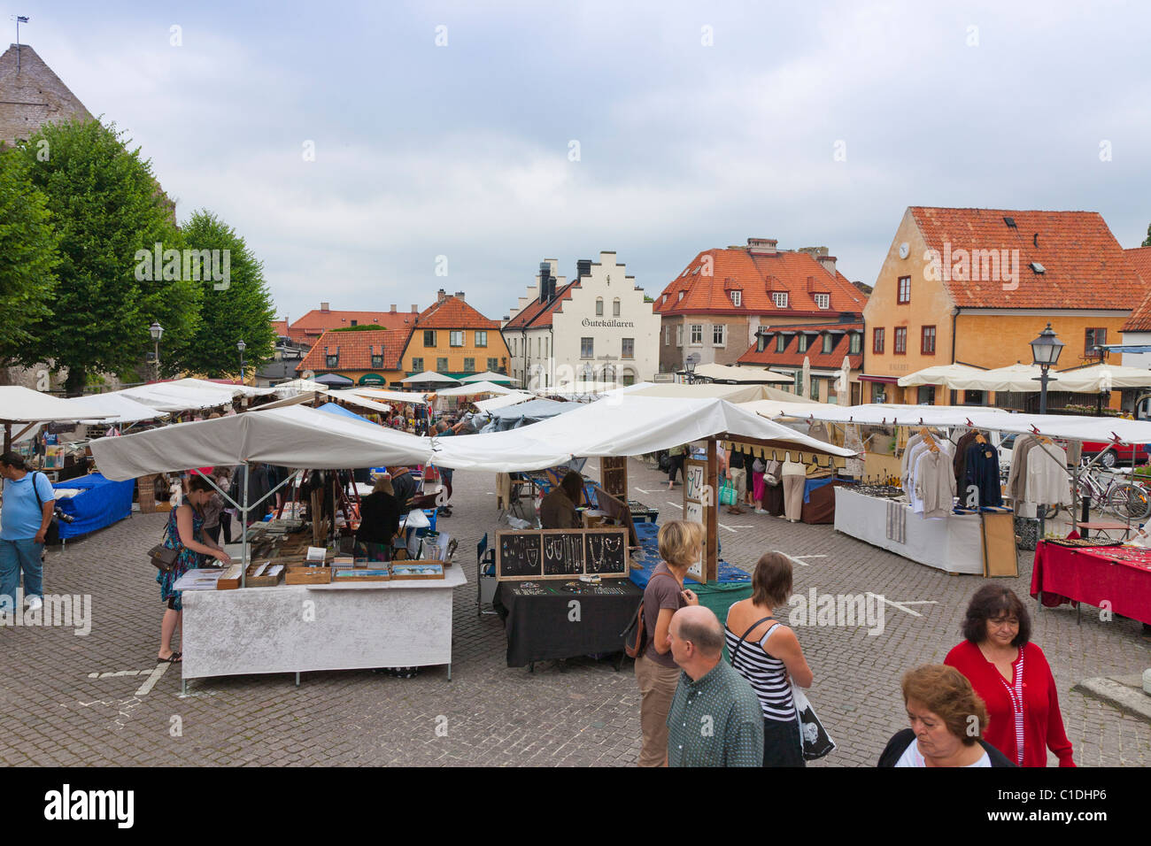 Mercado en la Plaza Grande de Patrimonio Mundial de la Unesco Visby, Gotland, SUECIA. Foto de stock