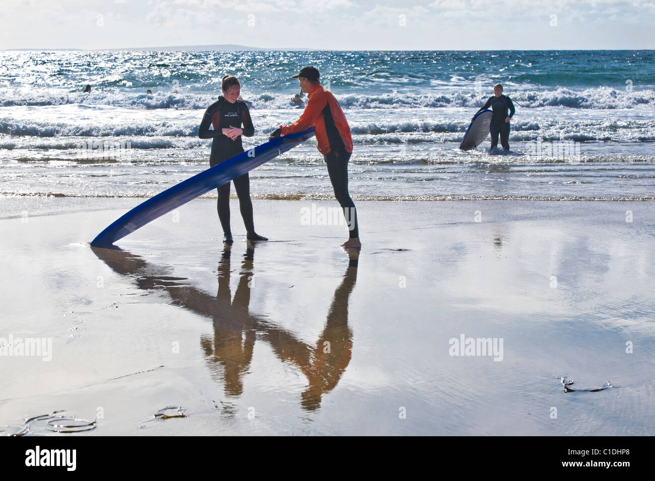 El profesor y el alumno con una tabla de surf en la playa de Fanore, County Clare, Irlanda. Foto de stock