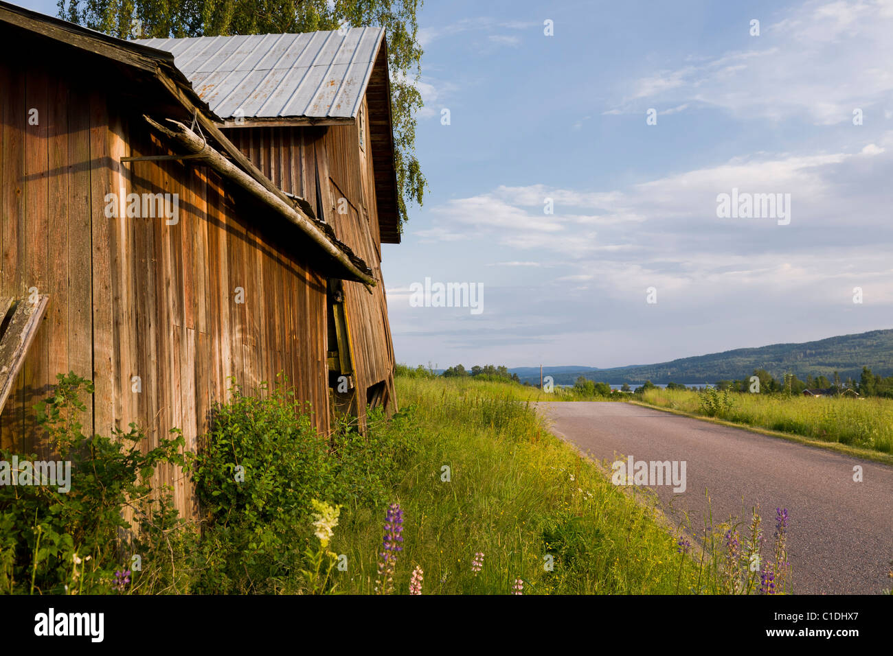 Antiguo granero abandonado en Varmland, Suecia Foto de stock