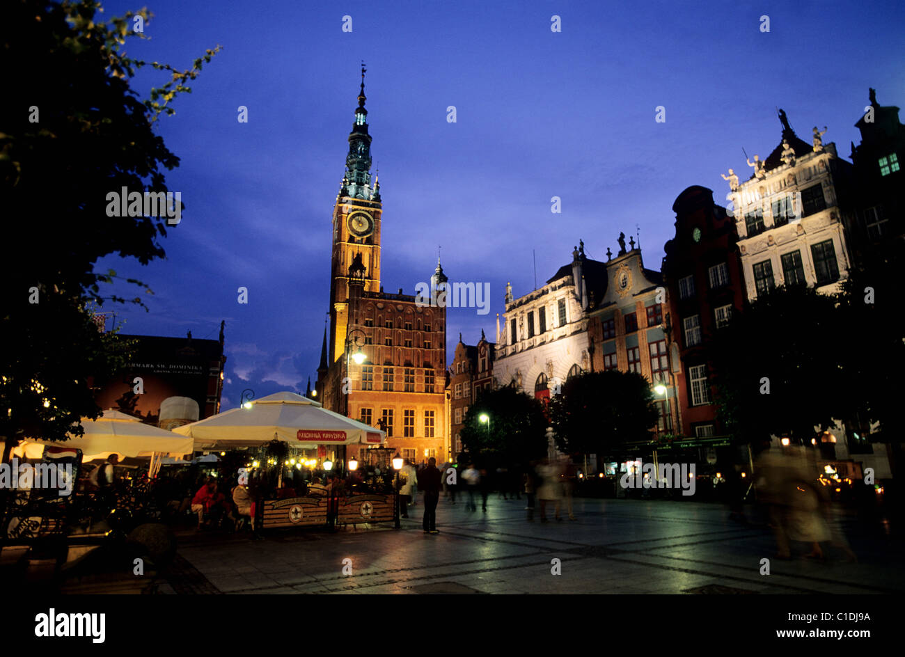 Polonia, Pomerania Oriental, Gdansk, la principal vía de la ciudad de largo Mercado (Dlugi Targ) y el ayuntamiento (Ratusz Glownego Miasta) Foto de stock