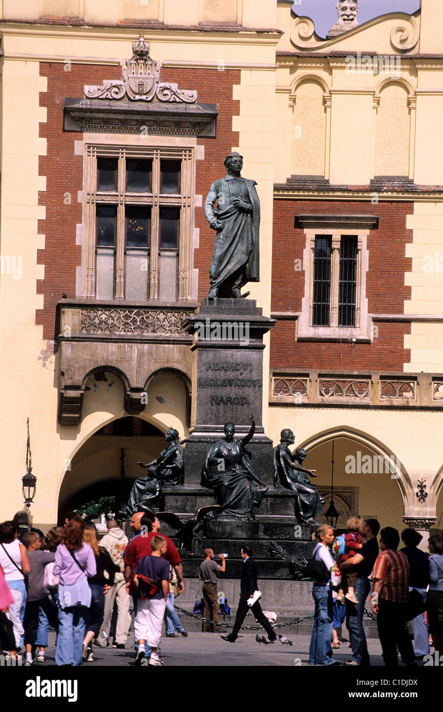 Polonia Polonia Menor región la ciudad vieja de Cracovia (Stare Miasto) la Sukiennice (Sukiennice) en la plaza del mercado y la estatua de Foto de stock