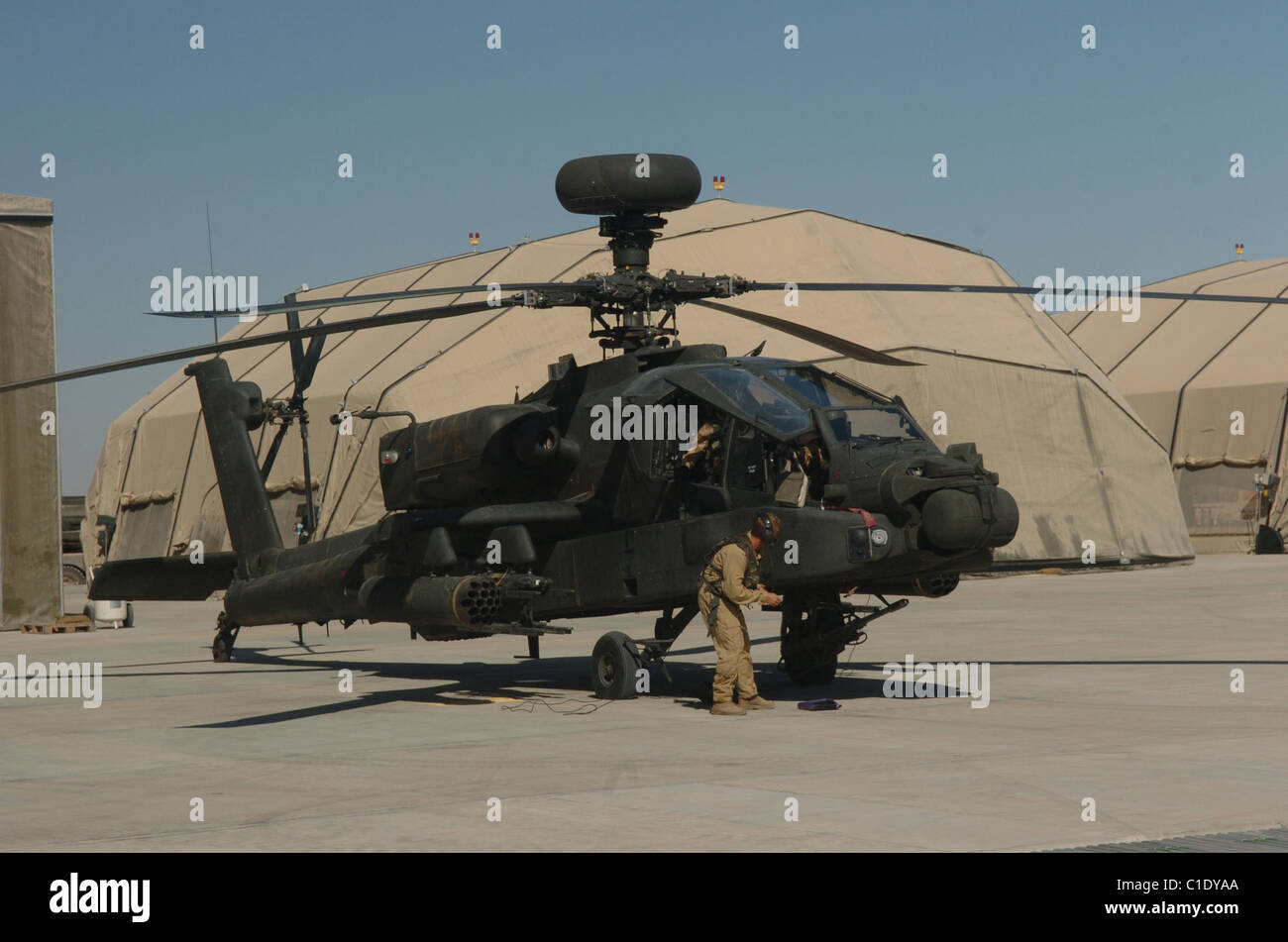 El AH-64 Apache es un helicóptero de ataque de cuatro cuchillas con marcha atrás-tren triciclo, y para una tripulación de cabina en tándem de dos. Foto de stock