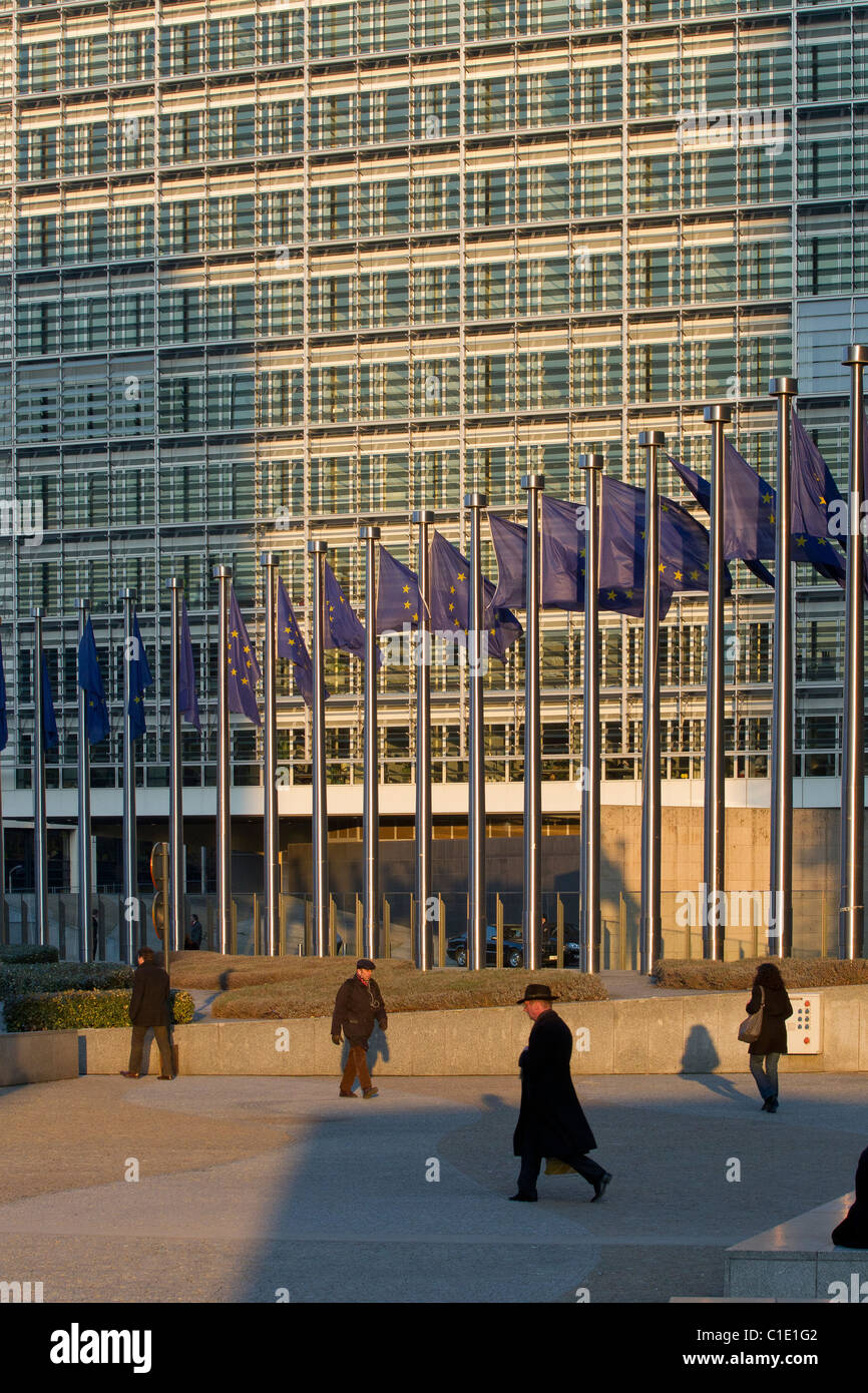 Edificio Berlaymont de la Comisión Europea de Bruselas oficinas banderas Foto de stock