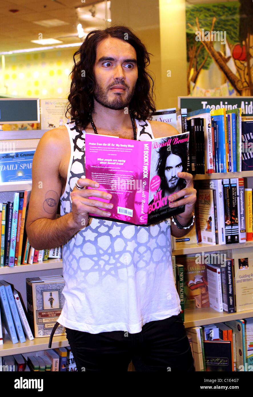 Russell Brand signos copias de su libro 'Mi Booky Wook' en Barnes and Noble en el Grove de Los Angeles, California - 01.05.09 Foto de stock