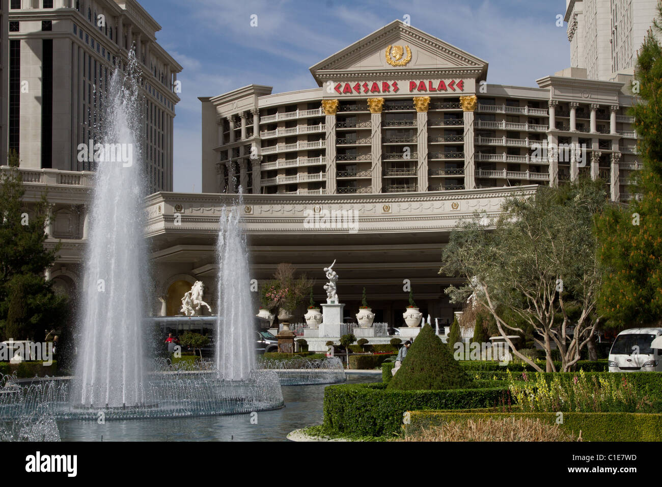 La entrada frontal del hotel Caesar Palace en Las Vegas Fotografía de stock  - Alamy