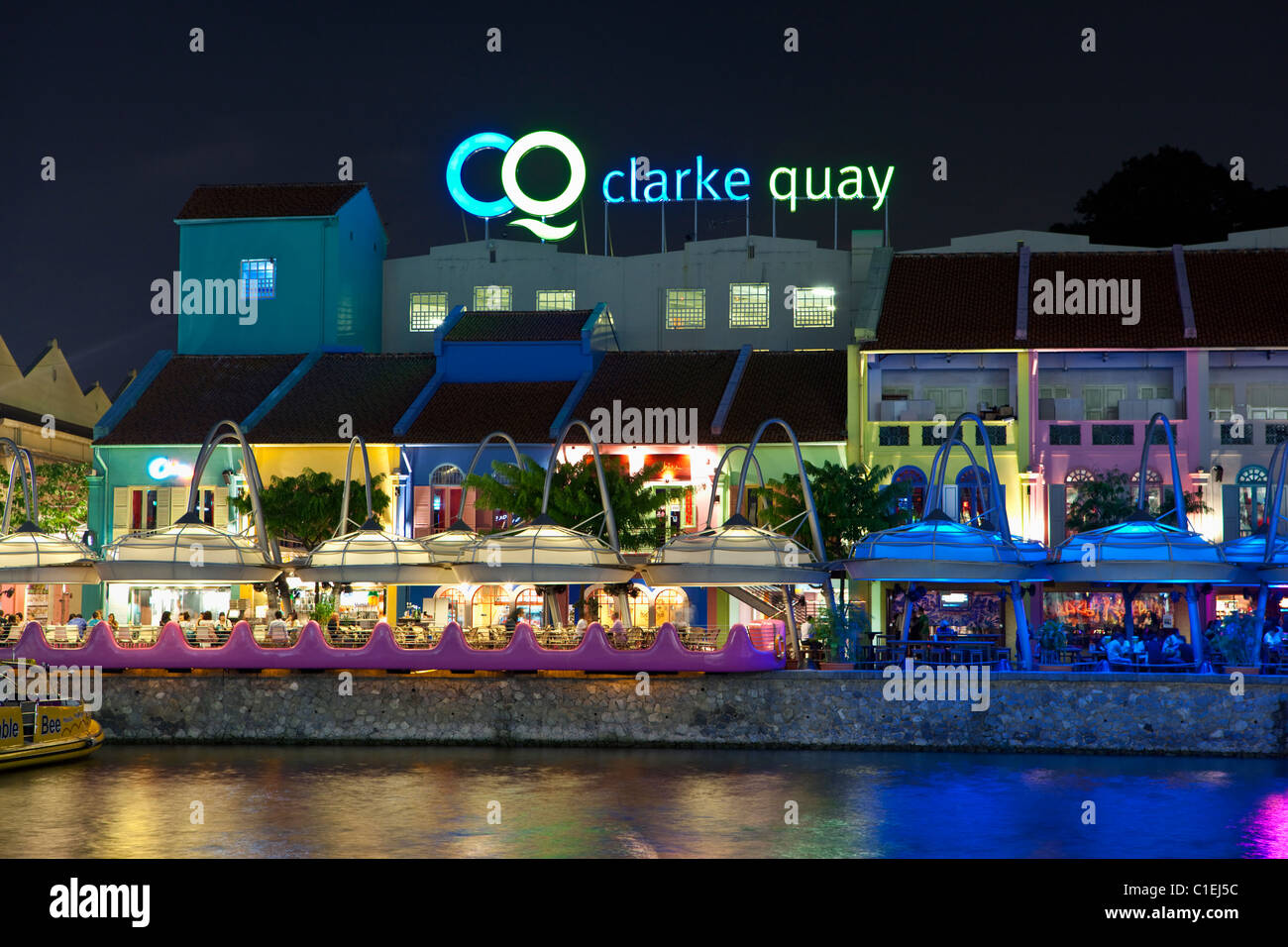 Riverside restaurantes en el distrito de entretenimientos de Clarke Quay, Singapur Foto de stock