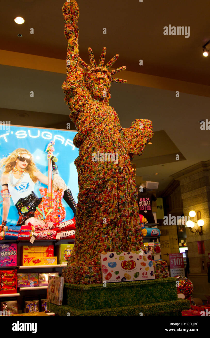 La estatua de la libertad hecha con caramelos Foto de stock